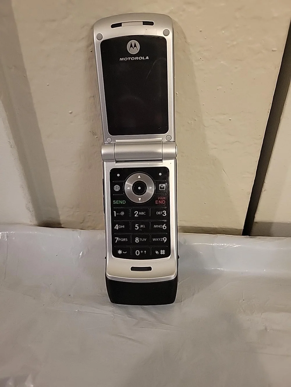 Motorola NET10 Flip Phone VGA 4X Zoom w/ Car Charger Preowned